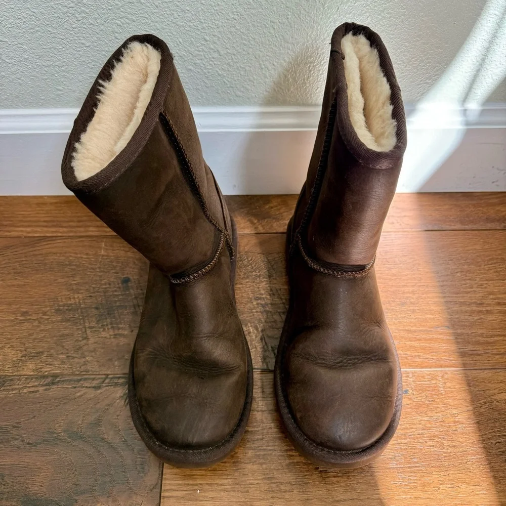 UGG Size 6 Classic Short Chocolate Brown Boots